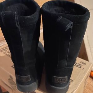 Ugg black water resistant boots size 6